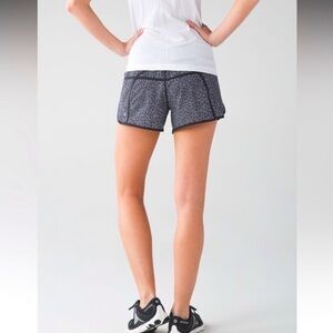 Lululemon Tracker Short IV
Freckle Flower White/Black Running Lined 4” size 4